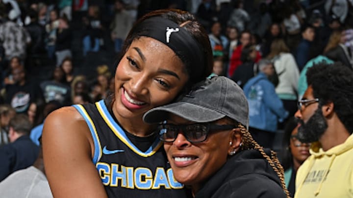 Angel Reese and Teresa Weatherspoon hugged after the Sky beat the Liberty in New York.