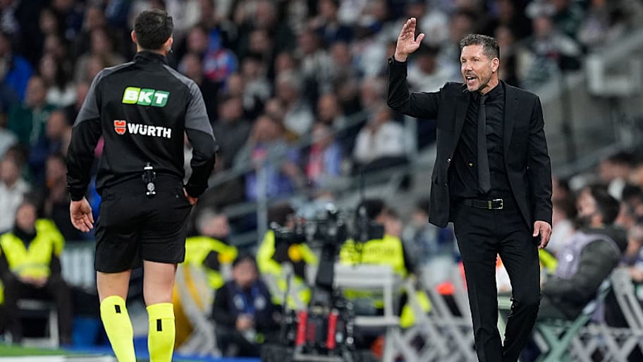 Diego Simeone complaining to the fourth official