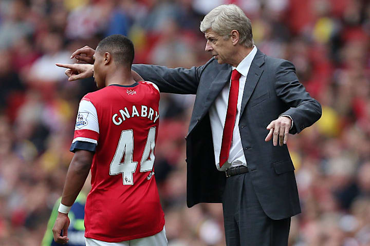 Das damalige Arsenal-Talent Serge Gnabry erhält Anweisungen von Trainerlegende Arsene Wenger