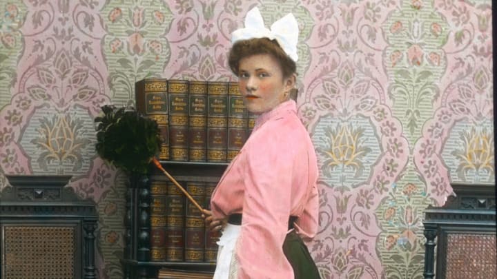 The palour maid. Hand-colored lantern slide. Around 1905 - 1910.