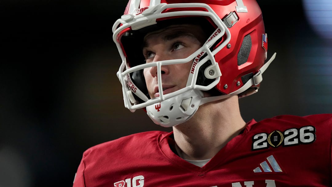 Indiana Hoosiers quarterback Fernando Mendoza (15)