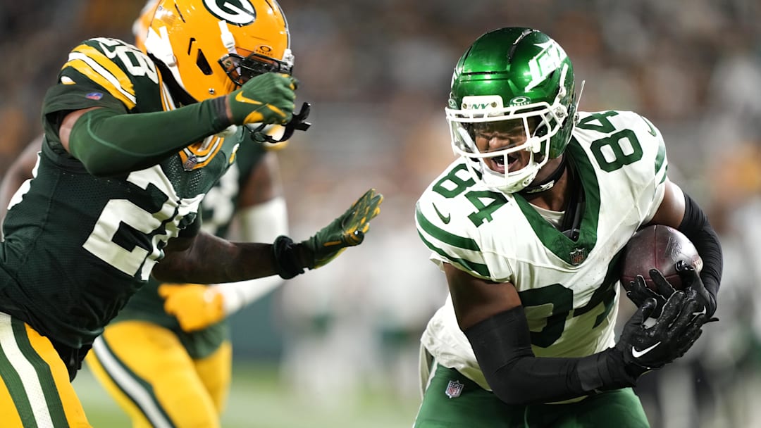 Aug 9, 2025; Green Bay, Wisconsin, USA;  New York Jets tight end Stone Smartt (84) runs the ball for a touchdown against Green Bay Packers linebacker Isaiah Simmons (28) during the second half at Lambeau Field. Mandatory Credit: Kayla Wolf-Imagn Images
