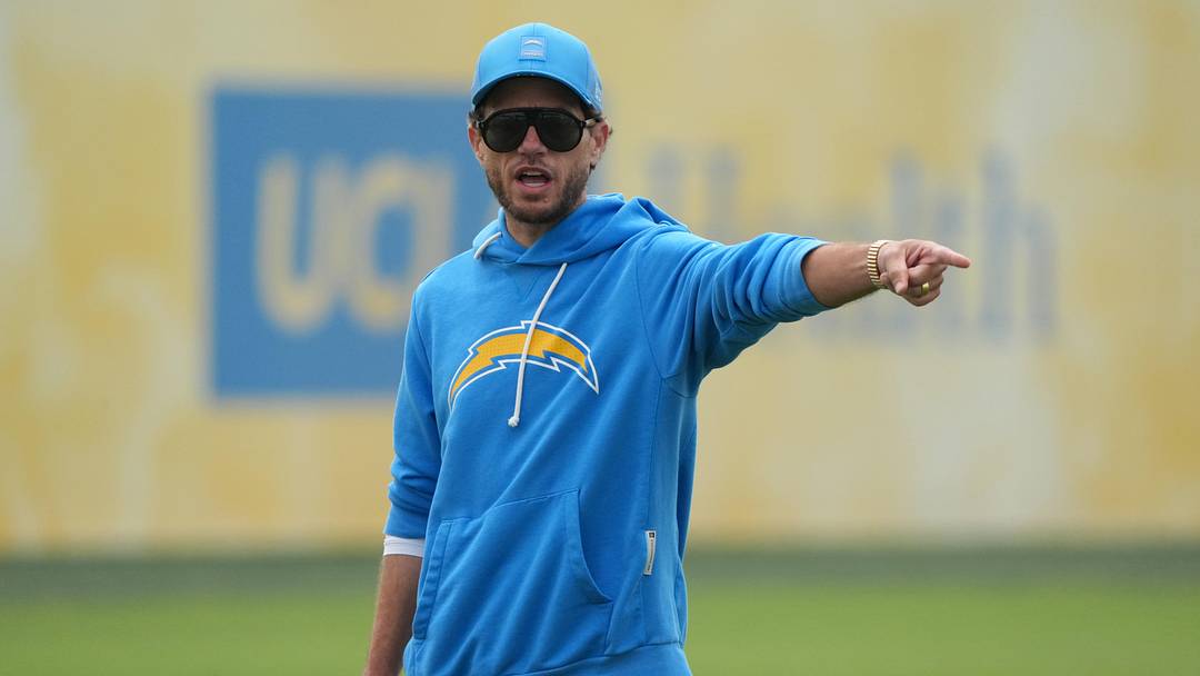 May 11, 2026; El Segundo, CA, USA; Los Angeles Chargers offensive coordinator Mike McDaniel during offseason workouts at The Bolt. Mandatory Credit: Kirby Lee-Imagn Images May 11, 2026; El Segundo, CA, USA; Los Angeles Chargers offensive coordinator Mike McDaniel during offseason workouts at The Bolt. Mandatory Credit: Kirby Lee-Imagn Images