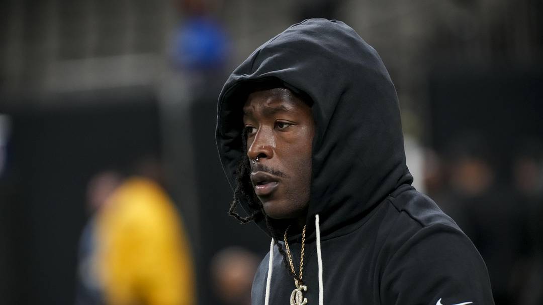 Sep 7, 2025; New Orleans, Louisiana, USA; New Orleans Saints running back Alvin Kamara (41) warms up before a games against the Arizona Cardinals at Caesars Superdome. Mandatory Credit: Matthew Hinton-Imagn Images Sep 7, 2025; New Orleans, Louisiana, USA; New Orleans Saints running back Alvin Kamara (41) warms up before a games against the Arizona Cardinals at Caesars Superdome. Mandatory Credit: Matthew Hinton-Imagn Images