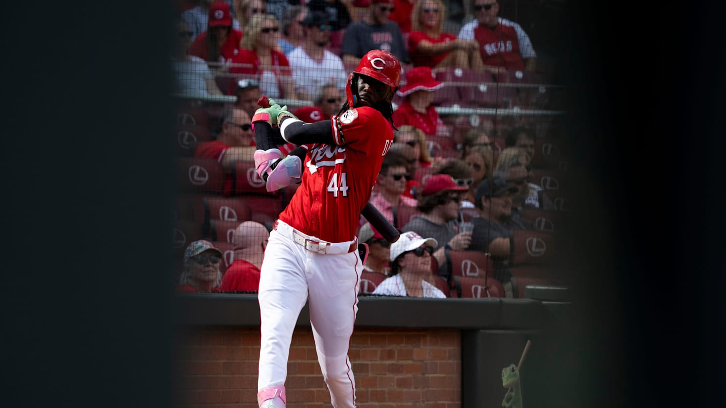 De La Cruz Reaches 100 Hits, Reds Extend Streak