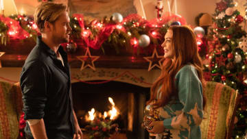 Falling For Christmas. (L to R) Chord Overstreet as Jake Russell, Lindsay Lohan as Sierra Belmont in Falling For Christmas. Cr. Scott Everett White/Netflix © 2022.