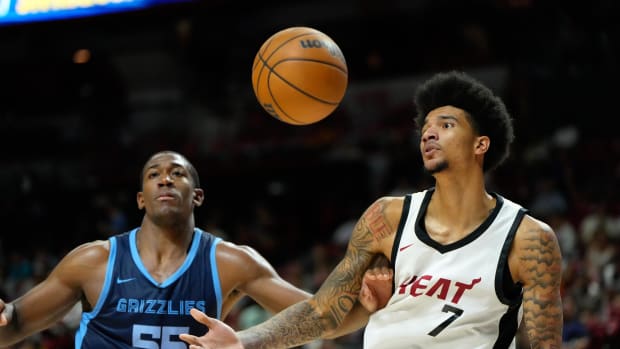 Miami Heat center Kel’el Ware (7) fights for the rebound against Memphis Grizzlies center Trey Jemison 