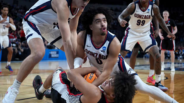Georgia forward Asa Newell (14) fights for a loose ball against Gonzaga forward Braden Huff (34) and guard Ryan Nembhard (0).