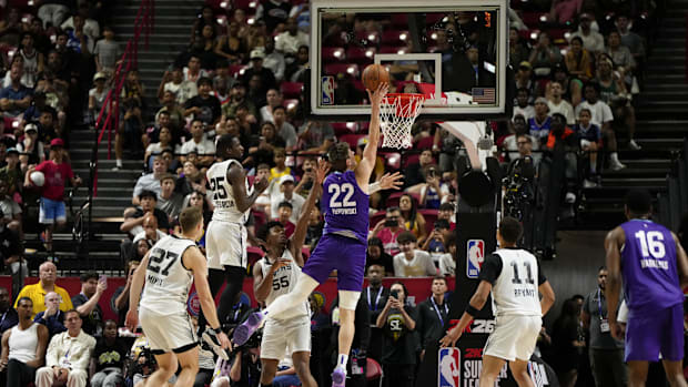 Utah Jazz forward Kyle Filipowski (22) scores against the San Antonio Spurs during the second half in a NBA basketball game a