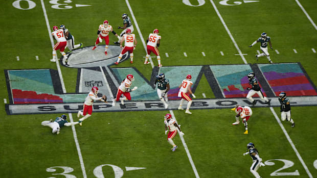 mahomes-scramble-chiefs-eagles-super-bowl