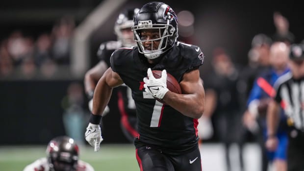 Atlanta Falcons running back Bijan Robinson (7) breaks a big gain against the Tampa Bay Buccaneers 