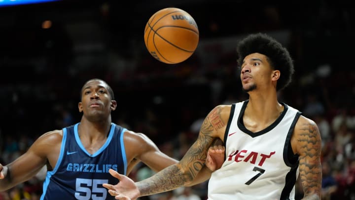 Jul 22, 2024; Las Vegas, NV, USA; Miami Heat center Kel’el Ware (7) fights for the rebound against Memphis Grizzlies center Trey Jemison (55) during the second half at Thomas & Mack Center. Mandatory Credit: Lucas Peltier-USA TODAY Sports