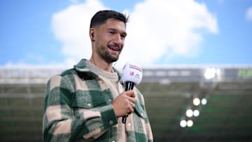 Tim Kleindienst mit Mikro in der Hand