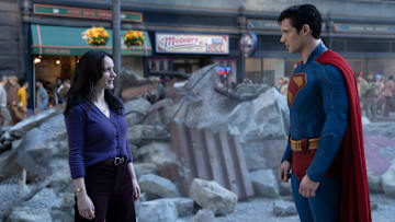 (L to r) RACHEL BROSNAHAN as Lois Lane and DAVID CORENSWET as Superman in Warner Bros. Pictures’ “SUPERMAN,” a Warner Bros. Pictures release. Photo Credit: Jessica Miglio Copyright: © 2025 Warner Bros. Entertainment Inc. All Rights Reserved.