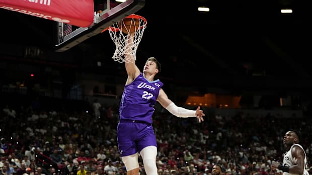 Utah's jazz striker Kyle Filipowski (22), lasts the ball against the San Antonio Spurs during the first half of an NBA basketball