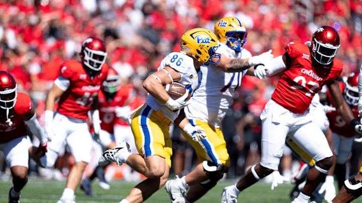 Pittsburgh Panthers tight end Gavin Bartholomew (86) runs the ball in the first quarter of the College Football game between the Cincinnati Bearcats and the Pittsburgh Panthers at Nippert Stadium in Cincinnati on Saturday, Sept. 7, 2024.