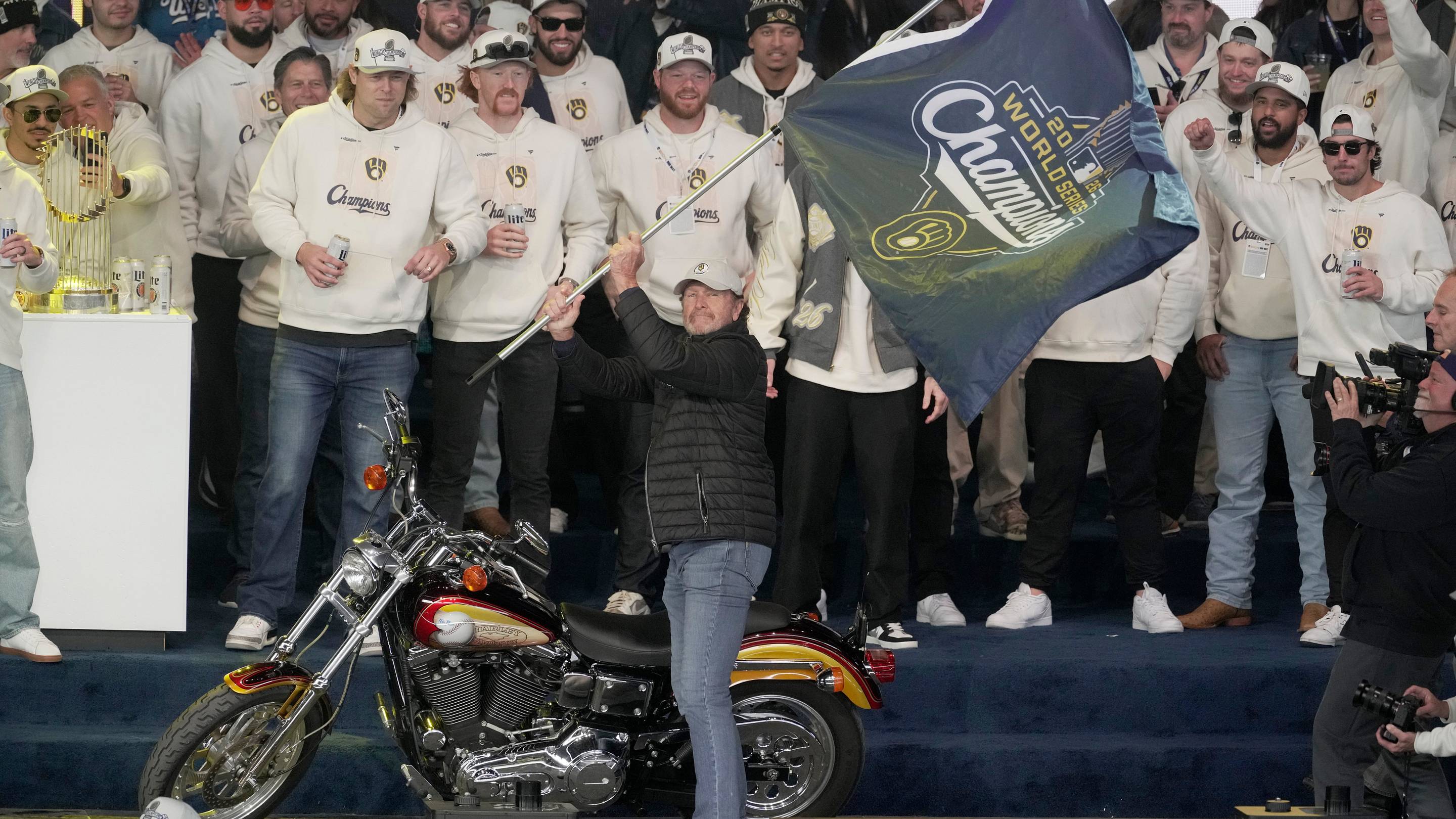 4 highlights from the Milwaukee Brewers’ World Series parade, championship rally
