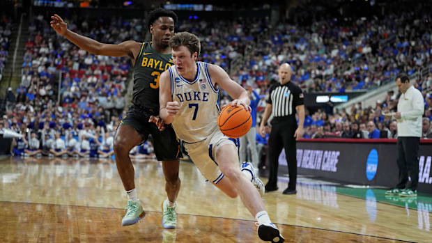  Duke Blue Devils guard Kon Knueppel (7) drives to the basket as Baylor Bears guard Jeremy Roach (3) defends 