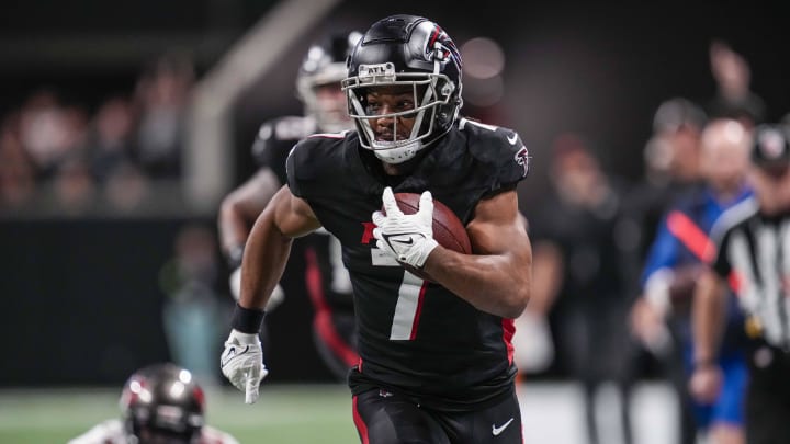 Dec 10, 2023; Atlanta, Georgia, USA; Atlanta Falcons running back Bijan Robinson (7) runs against the Tampa Bay Buccaneers during the second half at Mercedes-Benz Stadium. Mandatory Credit: Dale Zanine-USA TODAY Sports