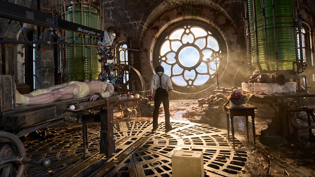 (L to R) Jacob Elordi as The Creature and Oscar Isaac as Dr. Victor Frankenstein on the set of Frankenstein