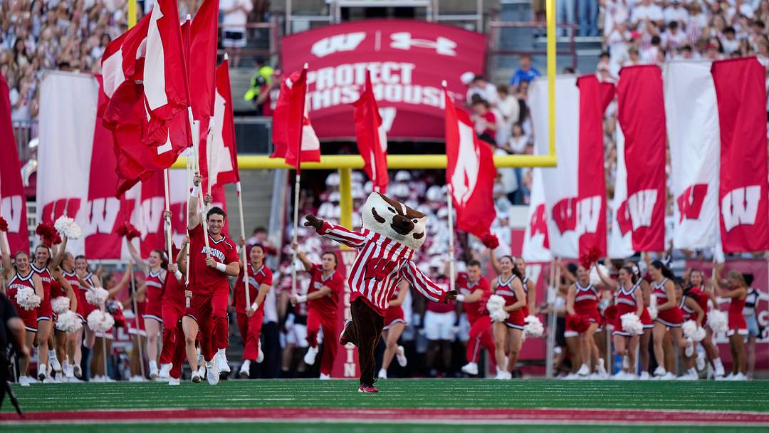 Wisconsin Badgers mascot Bucky Badger leads the team onto the field