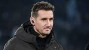 Miro Klose begrüßt Testspieler beim FCN