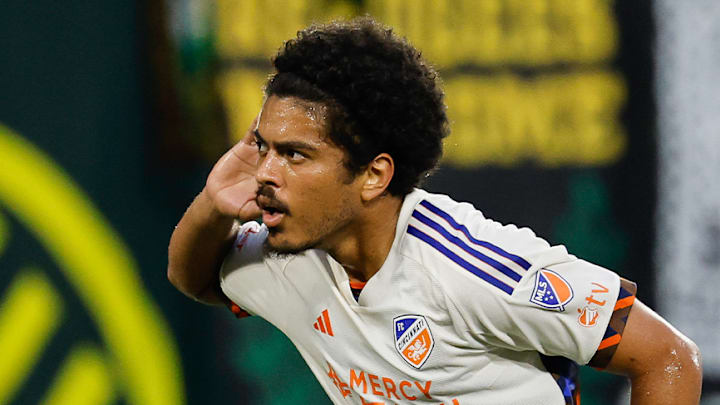 Evander Thrives as the Bad Guy, Delivers Explosive Performance in Triumphant Portland Homecoming