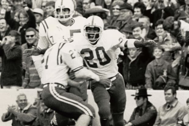 Nov 25, 1971; Norman, OK, USA; Nebraska Cornhuskers punt returner Johnny Rodgers(20) celebrates his punt return for a touchdo