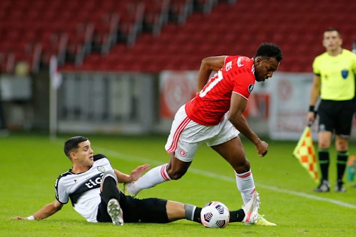 Moisés Lateral-esquerdo Internacional Campeonato Brasileiro