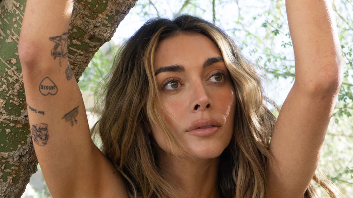 8 Exclusive Behind the Scenes Pics From Brianna LaPaglia’s Digital SI Swimsuit Cover
