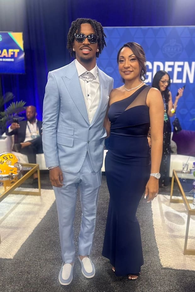 Jayden Daniels' mom Regina Jackson reacts to wild Hail Mary heroics