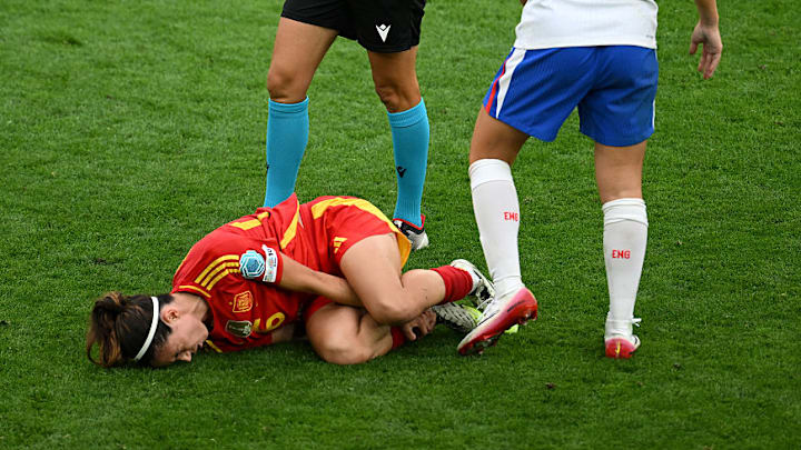 Aitana Bombatí sufre una falta en la EURO 2025