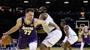 Luka Doncic #77 de Los Angeles Lakers se ha quejado de la duela de su cancha especial en la Copa NBA.