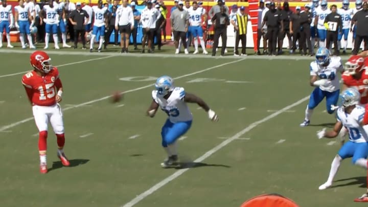 Kansas City Chiefs QB Patrick Mahomes throws a behind-the-back pass to Travis Kelce vs. the Detroit Lions