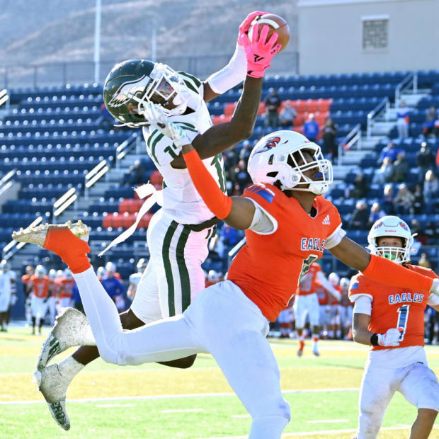 Travis Hunter makes an incredible catch for Collins Hill High School (Georgia) against Graham-Kapowsin (Washington).