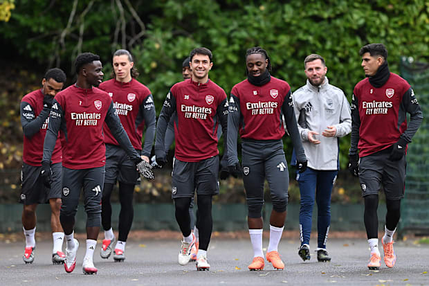 สมาชิกทีมอาร์เซนอลระหว่างการเตรียมตัวฝึกซ้อม สมาชิกทีมอาร์เซนอลระหว่างการเตรียมตัวฝึกซ้อม