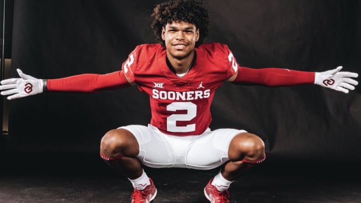 Jonah Williams, Galveston Ball 5-star Texas high school football prospect, poses in Oklahoma Sooners gear on a recruiting trip. 