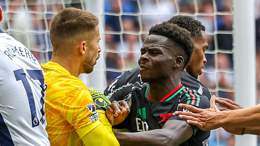 Tensions flared in the 36th minute between Arsenal's Bukayo Saka (right) and Tottenham Hotspur's Guglielmo Vicario (left). | IMAGO/Nigel Keene