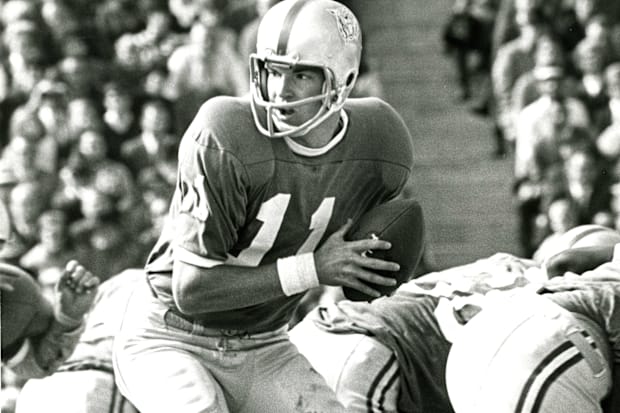 Kansas State's star quarterback, Lynn Dickey, was a target of Jerry Murtaugh's outspokenness.
