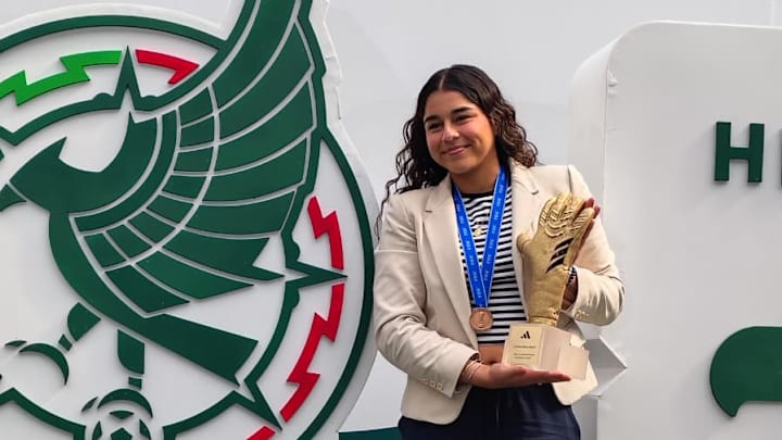 Valentina tuvo de ejemplo a su papá y ahora es figura mundial tras el bronce mundial y el guante de oro que ganó.