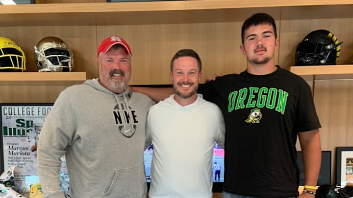 Jackson Cantwell poses with Oregon coach Dan Lanning during a two-day visit to Oregon