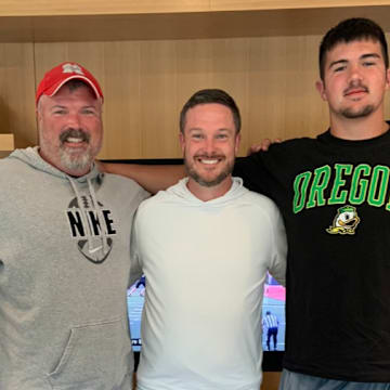 Jackson Cantwell poses with Oregon coach Dan Lanning during a two-day visit to Oregon