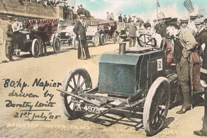  Dorothy Levitt driving a Napier at he inaugural Brighton Speed Trial in 1905.