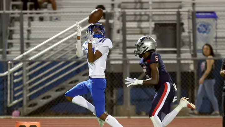 Santa Margarita wide receiver Sean Embree catches the ball against Bakersfield Liberty.