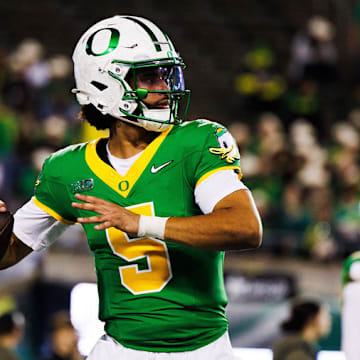 oregon ducks quarterback dante moore uniform combination helmet nike nil phil knight autzen stadium dan lanning big ten best uniforms