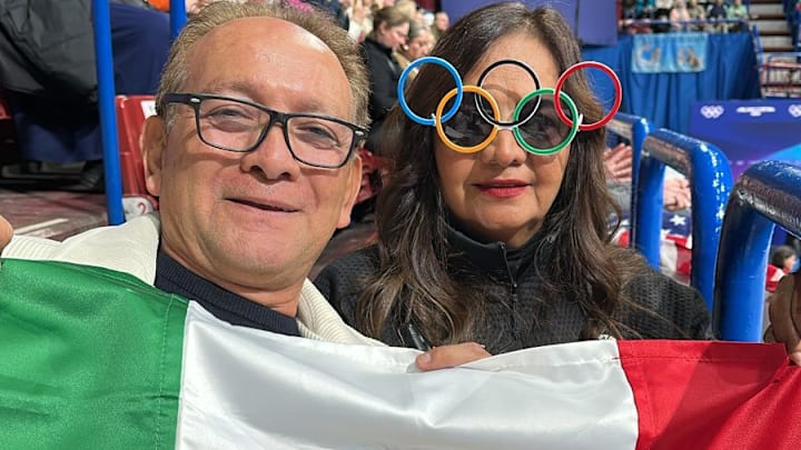 Daniel Carrillo (padre de Donovan) y Diana Suazo (madre) vieron competir desde la tribuna a su hijo Donovan Carrillo en la Final de los Juegos Olímpicos de Invierno Milano-Cortina 2026.