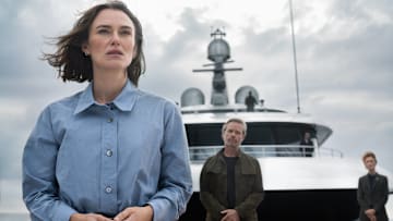 (L-R) Keira Knightley as Lo and Guy Pearce as Bullmer in The Woman in Cabin 10