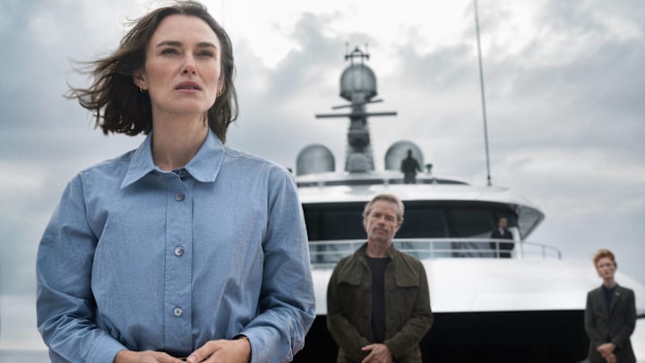 (L-R) Keira Knightley as Lo and Guy Pearce as Bullmer in The Woman in Cabin 10