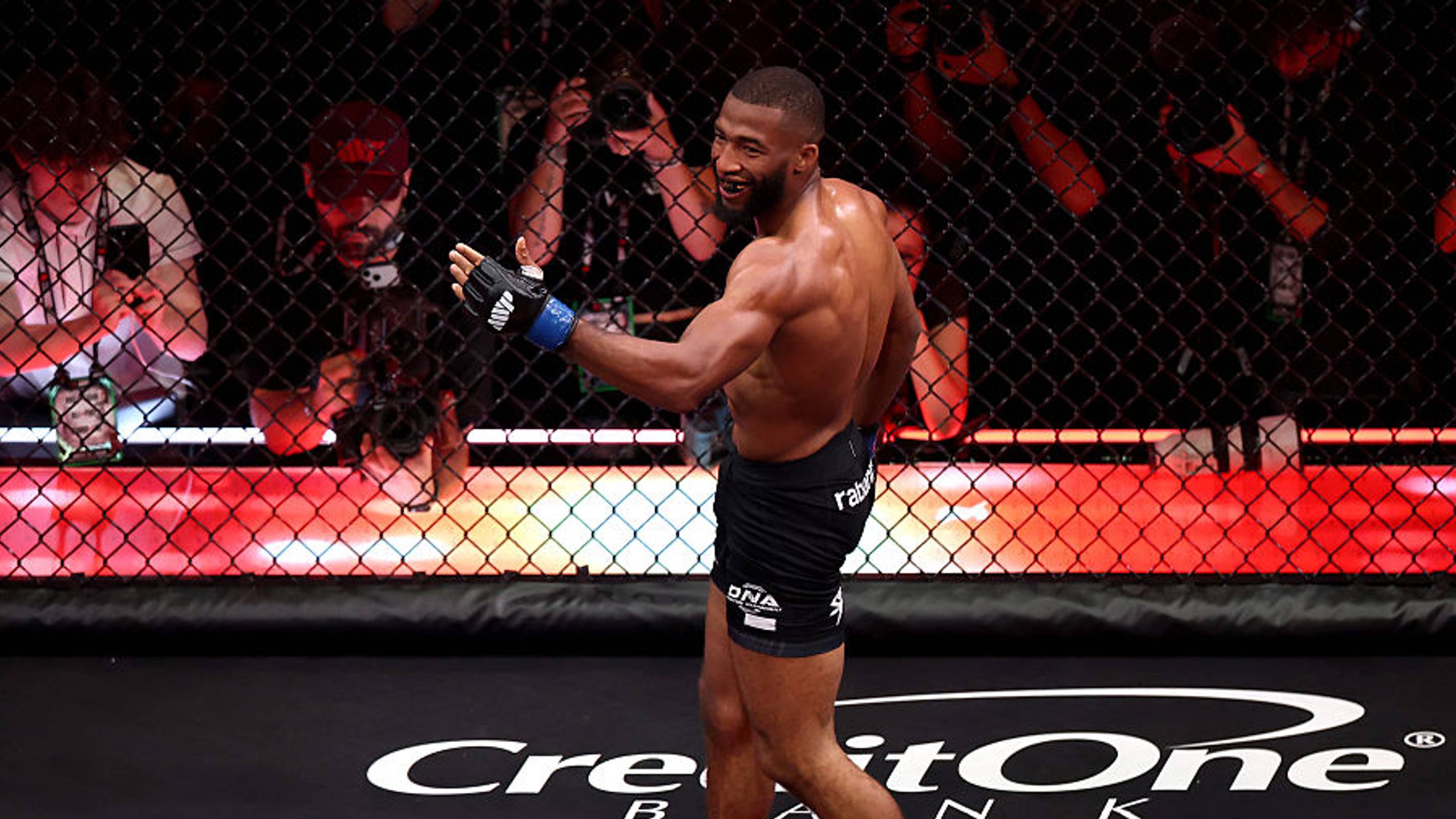 Salahdine Parnasse arrasa a Dan Hooker y firma un debut soñado en UFC París