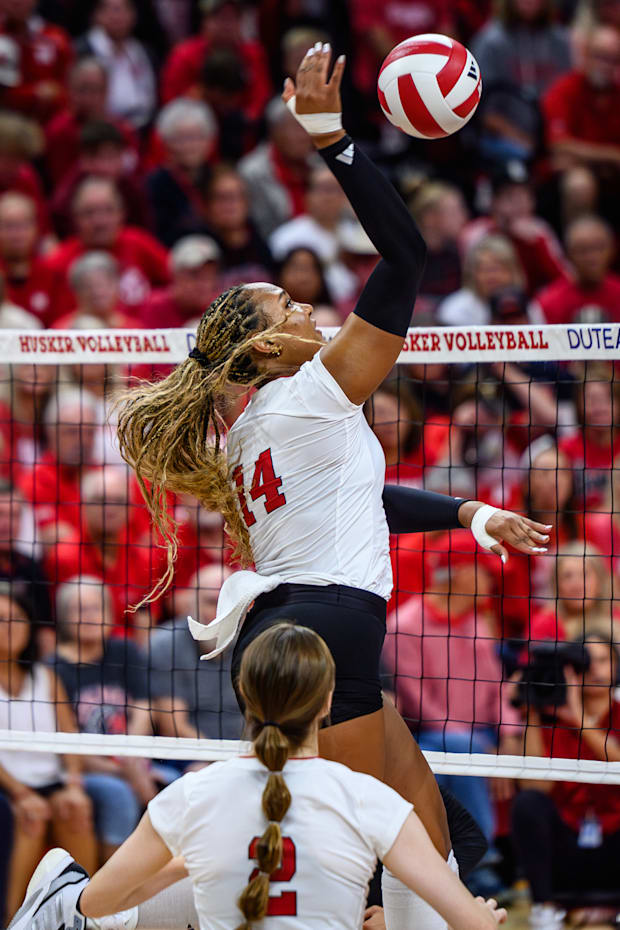 Manaia Ogbechie (14) readies for a kill. 